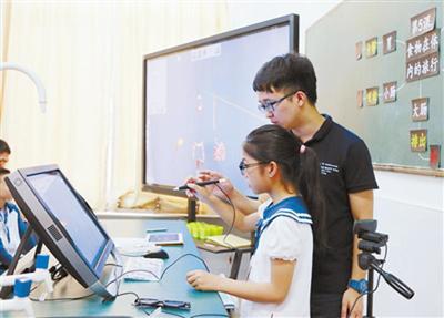 VR技術進課堂 學生帶著3D眼鏡來上課